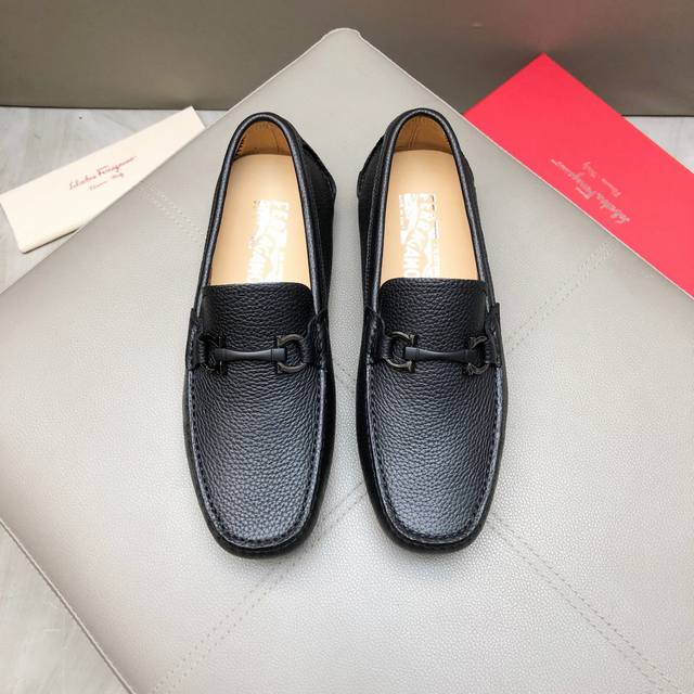 商品商标: Ferragamo 菲拉格慕 正码码数:38-44 45定做 商品材料: F家 男士豆豆鞋 2024官网同步 市场顶级版本 牛皮粒纹 杏色牛里 原版